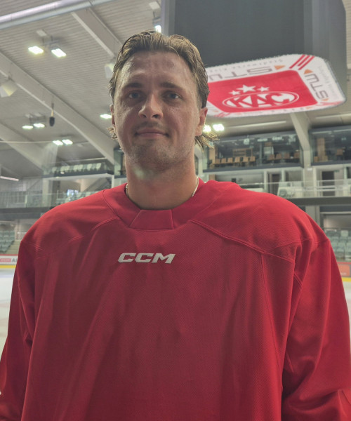 Neuzugang Mathias From stand beim optionalen Training am Donnerstag erstmals in Klagenfurt am Eis