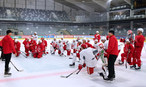 28 Spieler versammelten die Trainer Kirk Furey, David Fischer und Andrej Hočevar zum ersten offiziellen Eistraining der neuen Saison