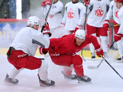 Actionreich: Maximilian Preiml und Fabian Hochegger im ersten Eistraining der neuen Saison