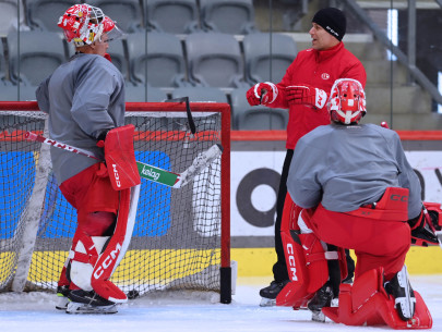 Goaltending Coach Andrej Hočevar im Gespräch mit seinen Schützlingen Sebastian Dahm und Florian Vorauer