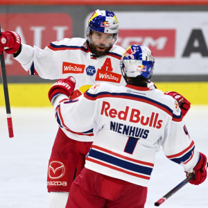 Peter Schneider sorgte im zweiten Drittel auf Vorlage von Nash Nienhuis, Sohn der KAC-Legende Kraig, für die erstmalige Führung für den amtierenden Meister