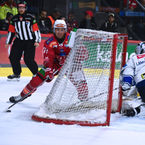 Mathias From setzt zum letztlich erfolgreichen Wraparound an, sein 4:2 markierte das Game Winning Goal