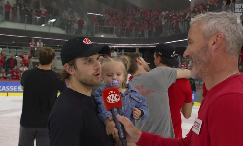 Daniel Obersteiner ordnet - mit seiner Tochter Aria am Arm - den Derbysieg gegen Villach ein