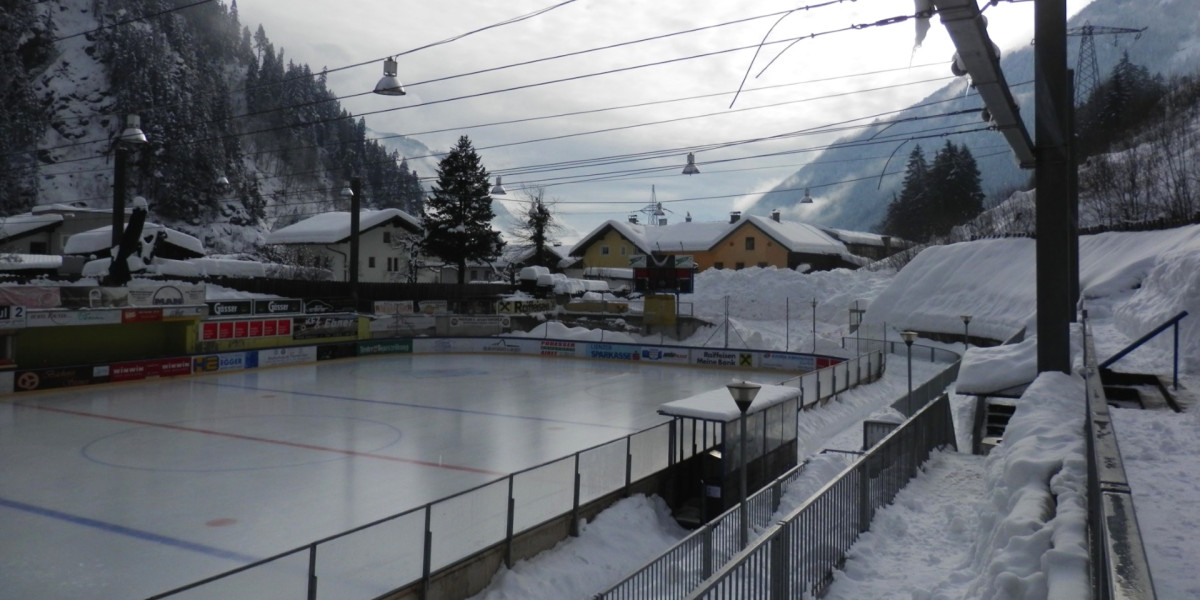 Im Eisstadion Huben treten die Rotjacken gegen den Heimatverein von Clemens Unterweger an