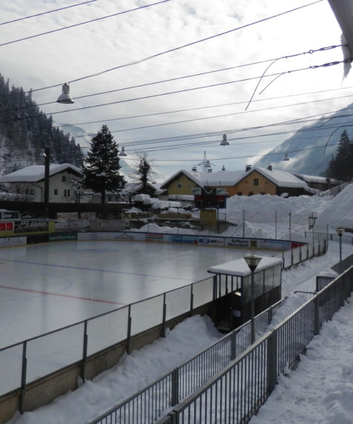 Im Eisstadion Huben treten die Rotjacken gegen den Heimatverein von Clemens Unterweger an