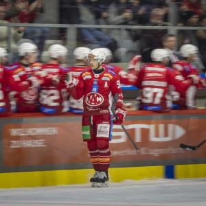 Matt Fraser, dem zuvor 15 Doppelpacks gelungen waren, erzielte erstmals in einem Ligaspiel für den EC-KAC einen Hattrick