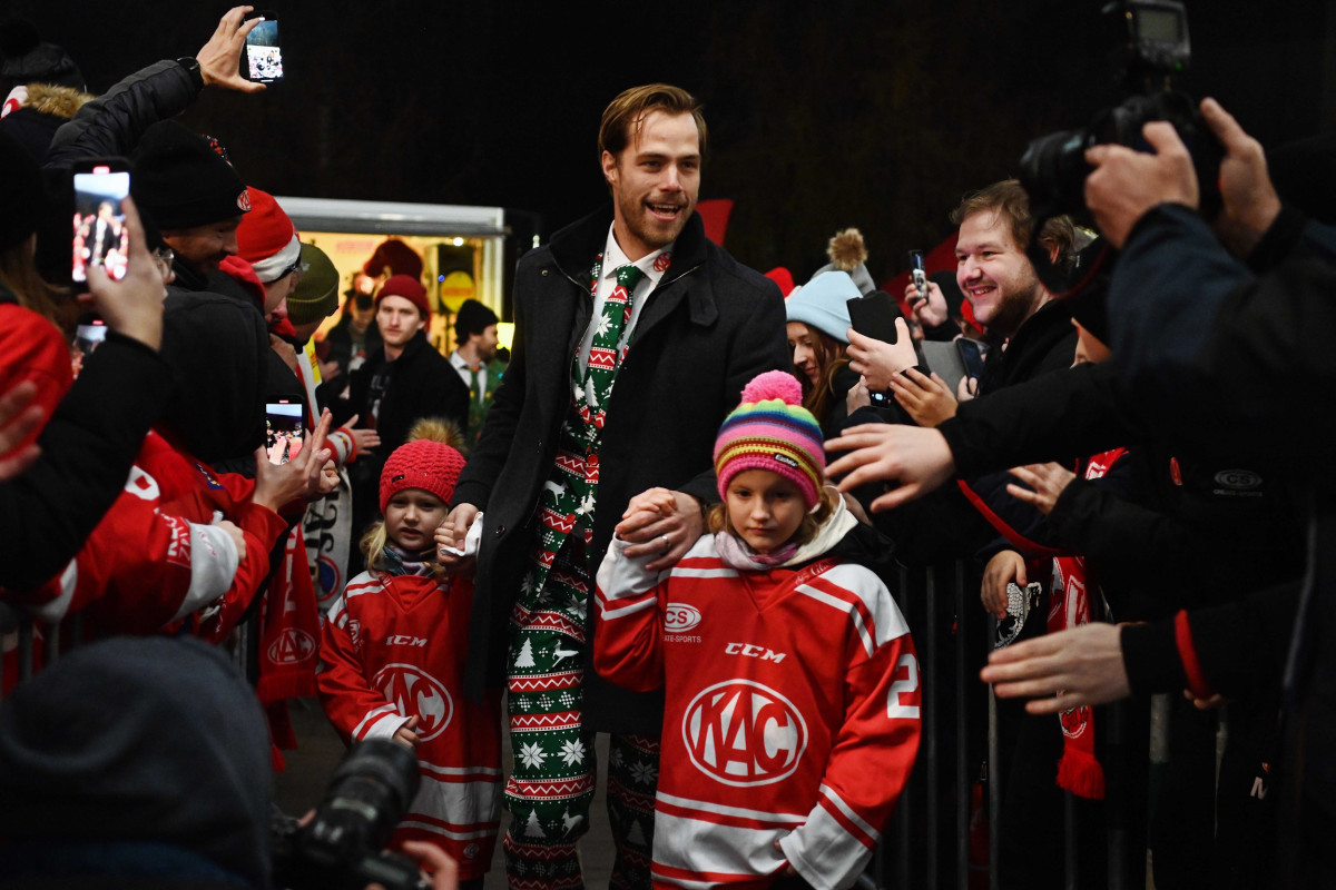 Im Vorjahr wurden Thomas Hundertpfund und die Rotjacken beim "Walk Through" von ihren Fans belagert