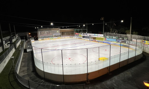 Die Rotjacken gastieren am Samstag im Eisstadion Huben