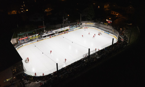 Im Eisstadion Huben verbrachten die Rotjacken am Samstag einen wunderbaren Eishockey-Nachmittag und -Abend