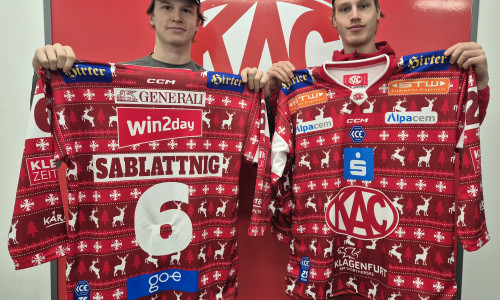 Tobias Sablattnig und Senna Peeters stellen die Weihnachtstrikots des EC-KAC 2024 vor