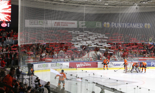 Anhängerinnen und Anhänger der Rotjacken feiern bei Auswärtsspielen in Graz seit Jahrzehnten richtiggehende Fanfeste.