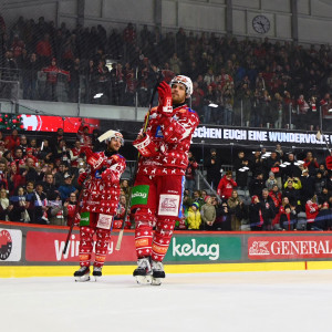 Die Rotjacken um den in das Lineup zurückgekehrten Kapitän Thomas Hundertpfund durften sich nach dem Spiel feiern lassen