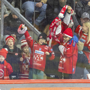 Der Spieltermin am späten Sonntagnachmittag führte dazu, dass die Rotjacken auch wieder von vielen jungen Fans unterstützt wurden