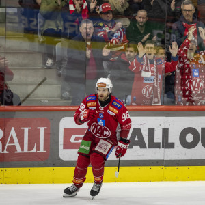 Daniel Obersteiner traf im Shootout als einziger von sechs Schützen und verwandelte die Heidi Horten-Arena in ein Tollhaus