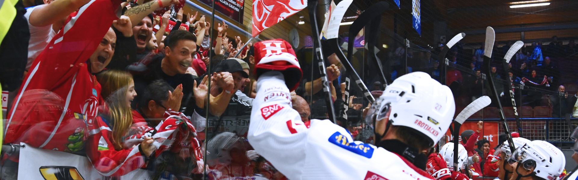 Die Rotjacken jubelten am Sonntag in Villach mit ihren Fans über Derbysieg und Playoff-Einzug