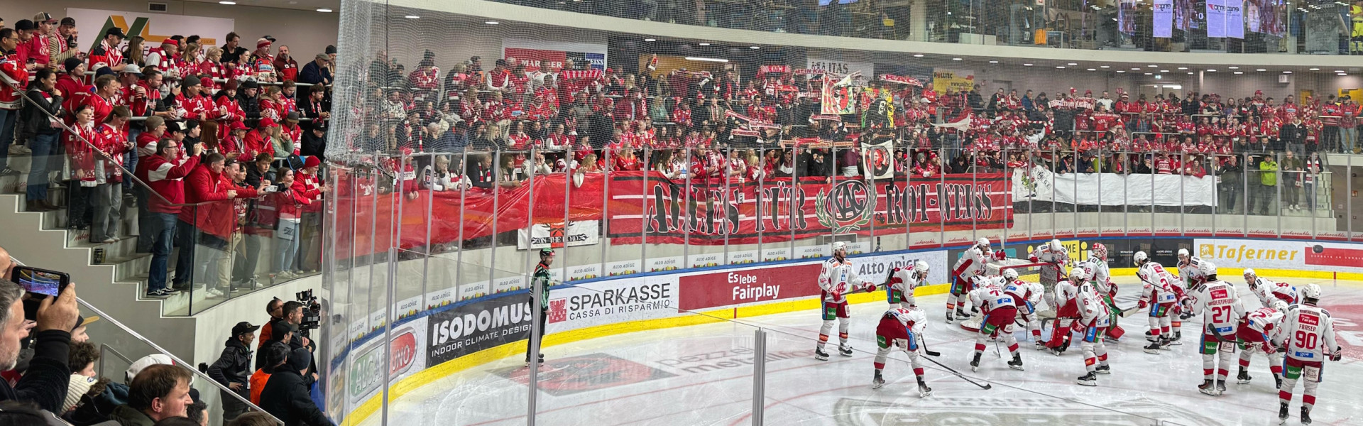 Hunderte mitgereiste KAC-Fans wurden Zeugen eines souveränen Auswärtssiegs der Rotjacken in Brunico/Bruneck