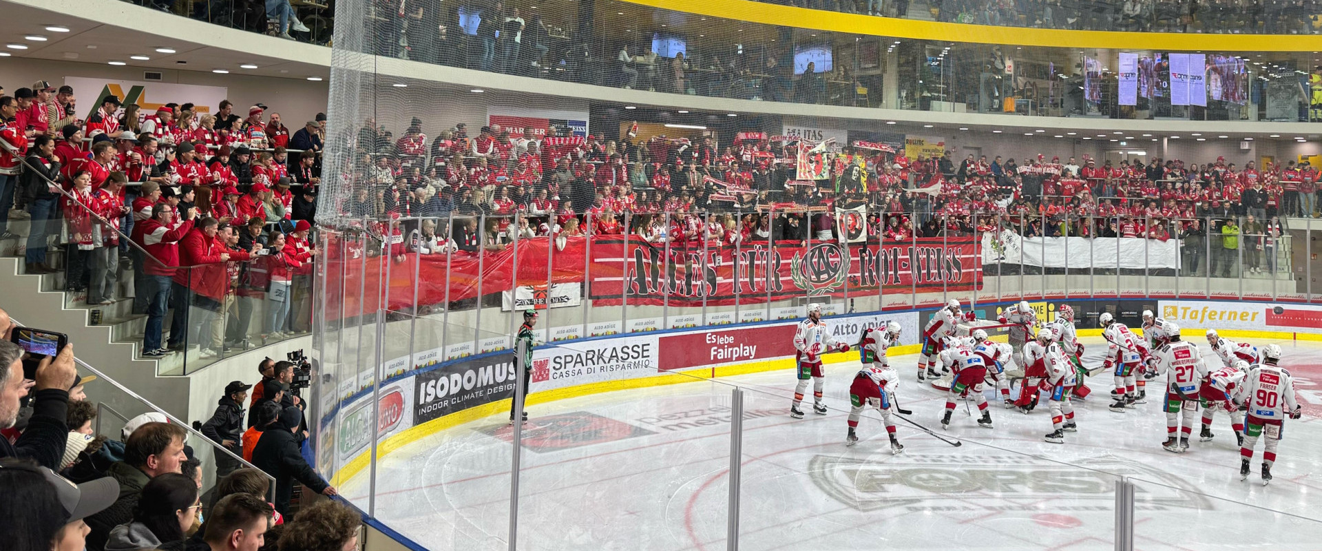 Hunderte mitgereiste KAC-Fans wurden Zeugen eines souveränen Auswärtssiegs der Rotjacken in Brunico/Bruneck