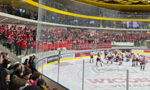 Hunderte mitgereiste KAC-Fans wurden Zeugen eines souveränen Auswärtssiegs der Rotjacken in Brunico/Bruneck